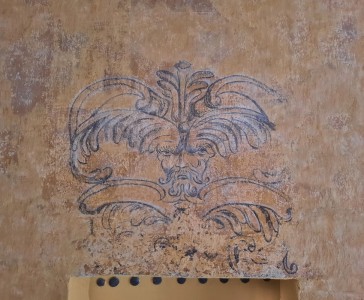 fresque dessus de porte, XVIIe siècle détail du mascaron après restauration .jpeg    
